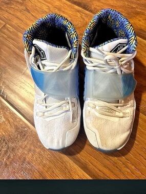 SOLD Nike Kyrie 6
White Sapphire Crimson (GS)
